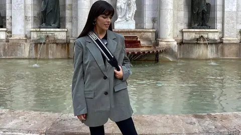 Violeta Mangriñán con el look con New Balance más en tendencia.