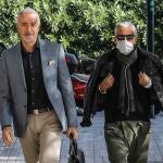 Marcos Benavent (dcha) acompañado de su abogado, Juan Carlos Navarro (izq), a su llegada a los juzgados