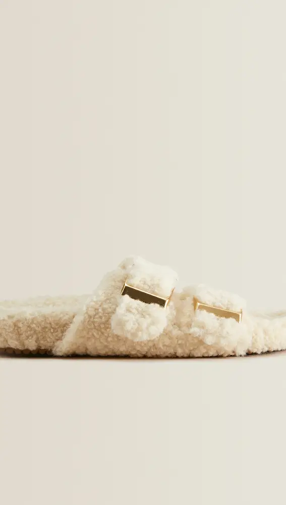 Sandalia de efecto pelo con dos hebillas, de Zara Home