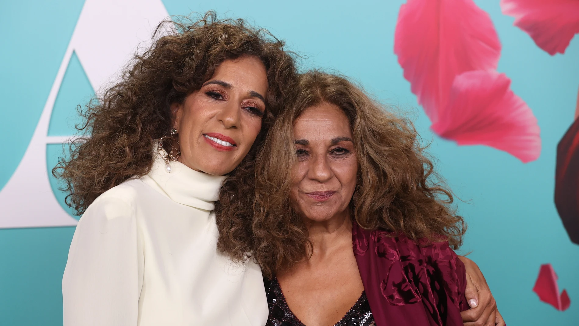GRAF1251. MADRID, 27/10/2021.- Las cantantes Rosario (i) y Lolita Flores posan a su llegada al estreno del documental "Lola", hoy miércoles en la Fundación Pons, en Madrid. EFE/Kiko Huesca