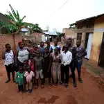 Mariam Nabatanzi posa con parte de su familia en Uganda