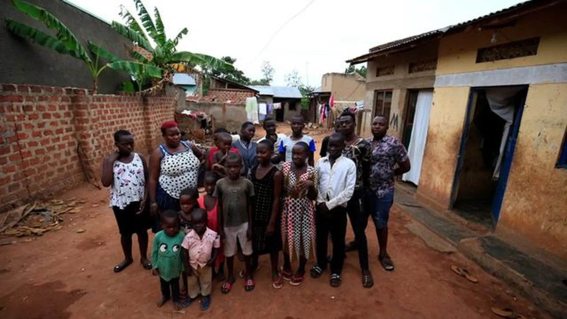 Mariam Nabatanzi posa con parte de su familia en Uganda