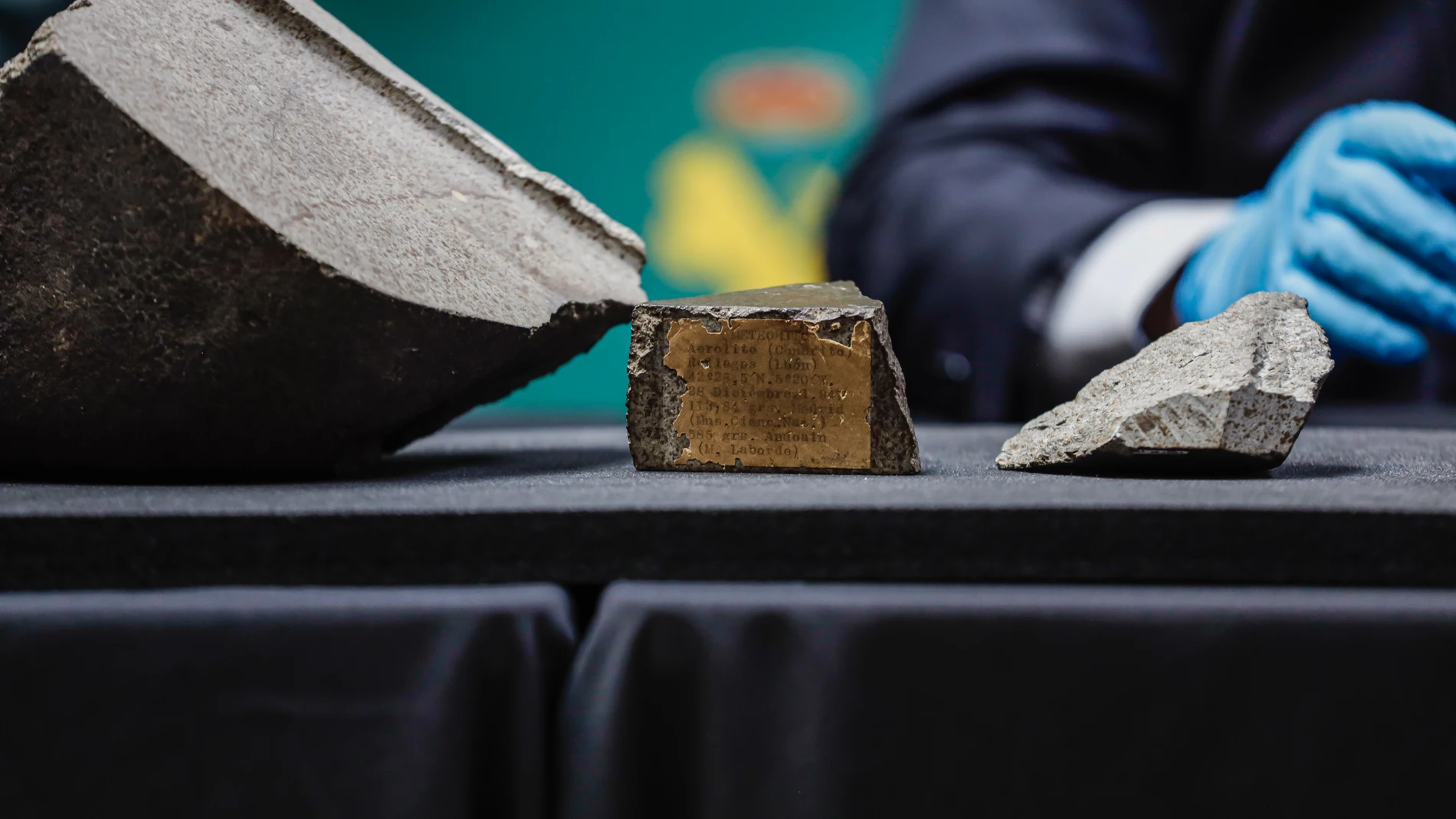 Un fragmento de meteorito recuperado, en el Museo Nacional de Ciencias Naturales.