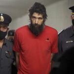 El hombre gato antes del inicio del juicio en Argentina