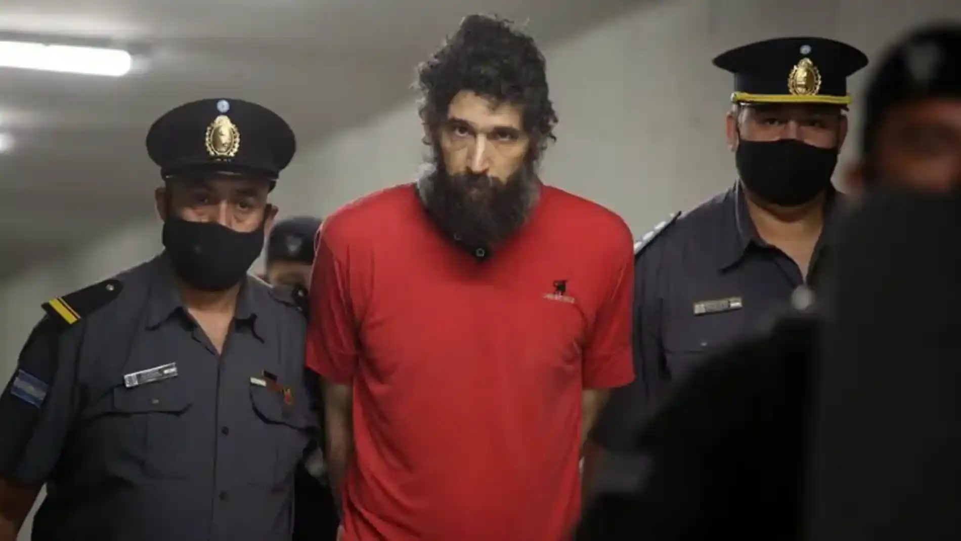 El hombre gato antes del inicio del juicio en Argentina