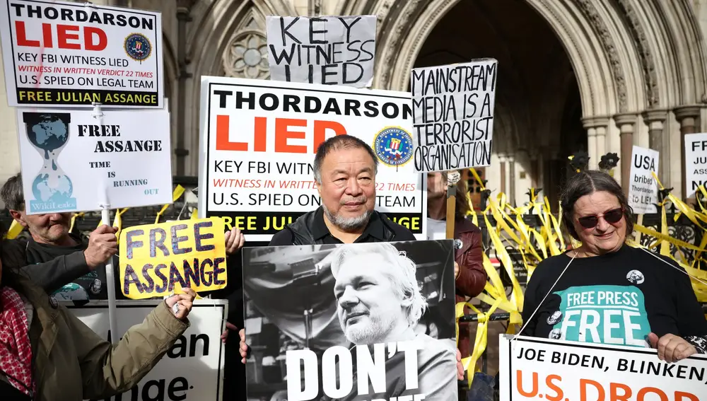 Ai Weiwei apoyando la liberación de Julian Assange