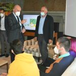 El consejero Jesús Julio Carnero conversa con los participantes en las jornadas