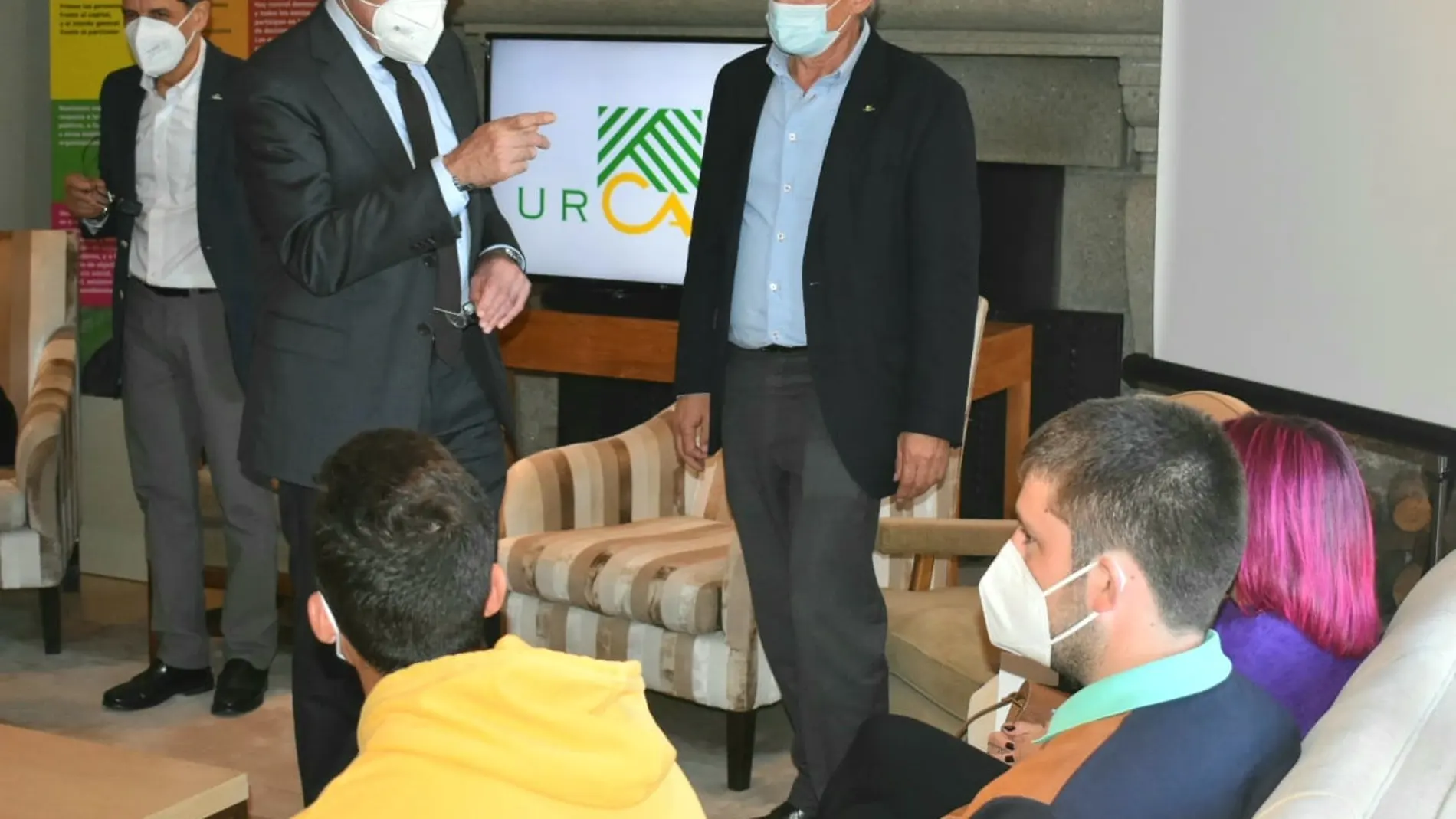 El consejero Jesús Julio Carnero conversa con los participantes en las jornadas