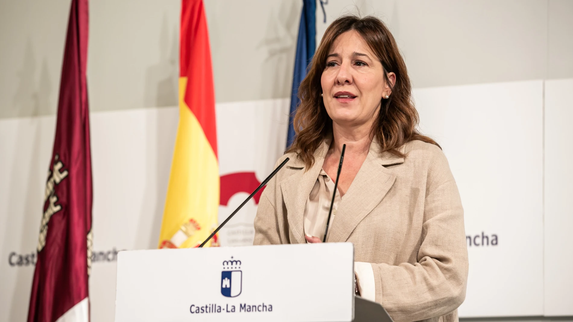 La consejera de Igualdad y portavoz del Gobierno regional, Blanca Fernández, comparece en rueda de prensa en el Palacio de Fuensalida para informar sobre los acuerdos del Consejo de Gobierno.