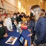 La consejera de Educación, Rocío Lucas, conversa con la ganadora del concurso
