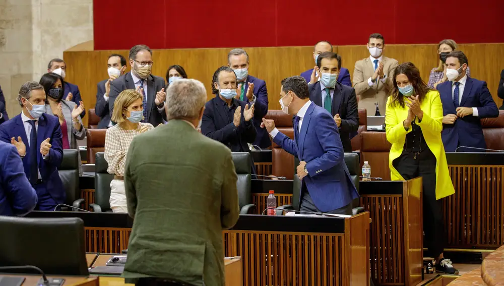 El presidente de la Junta, Juanma Moreno, es aplaudido por los diputados de su grupo en medio de las ausencias de la oposición. EFE/Julio Muñoz