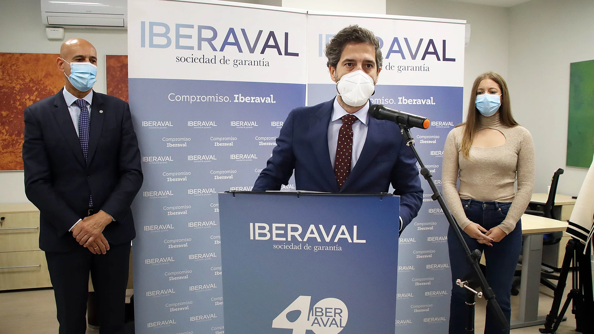 El presidente de Iberaval, César Pontvianne, inaugura la sede leonesa, con el alcalde, José Antonio Diez y la delegada territorial, Ester Muñoz