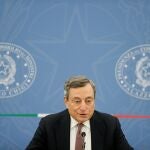 El primer ministro italiano, Mario Draghi, da una rueda de prensa tras aprobar su Presupuesto