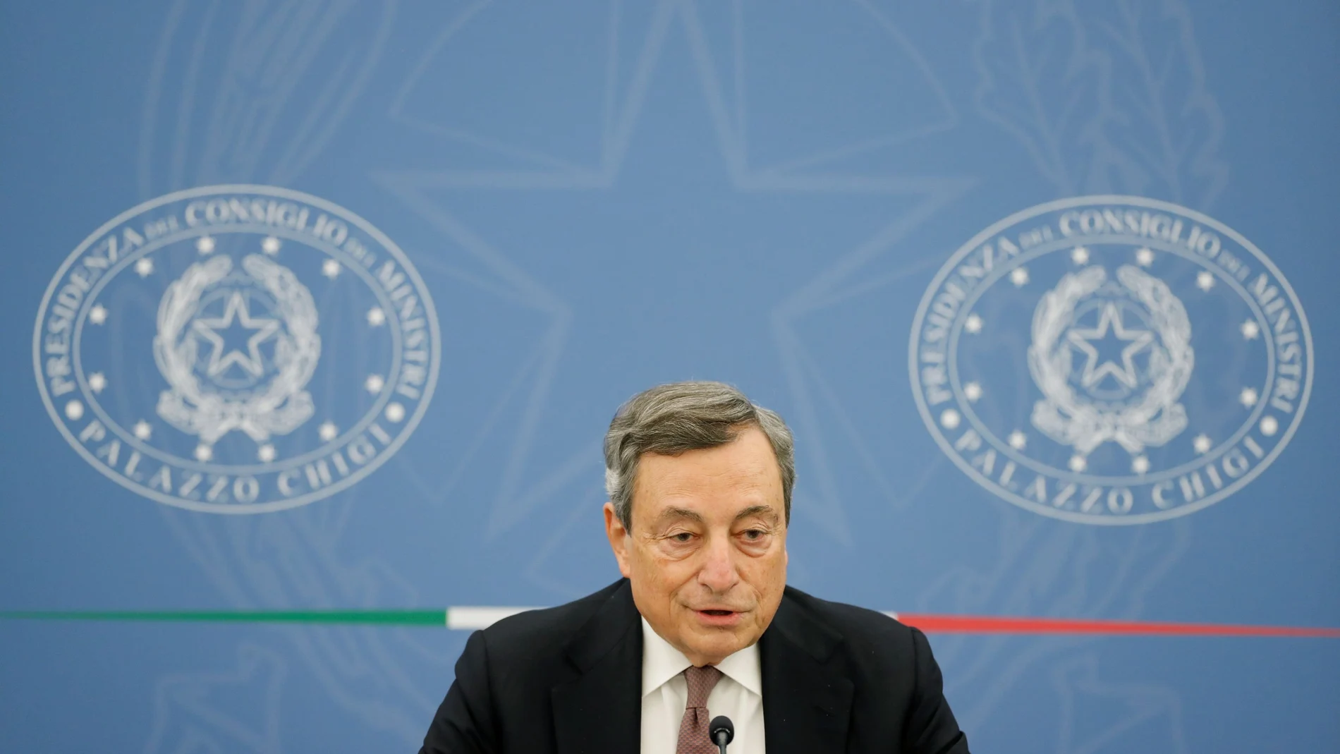 El primer ministro italiano, Mario Draghi, da una rueda de prensa tras aprobar su Presupuesto