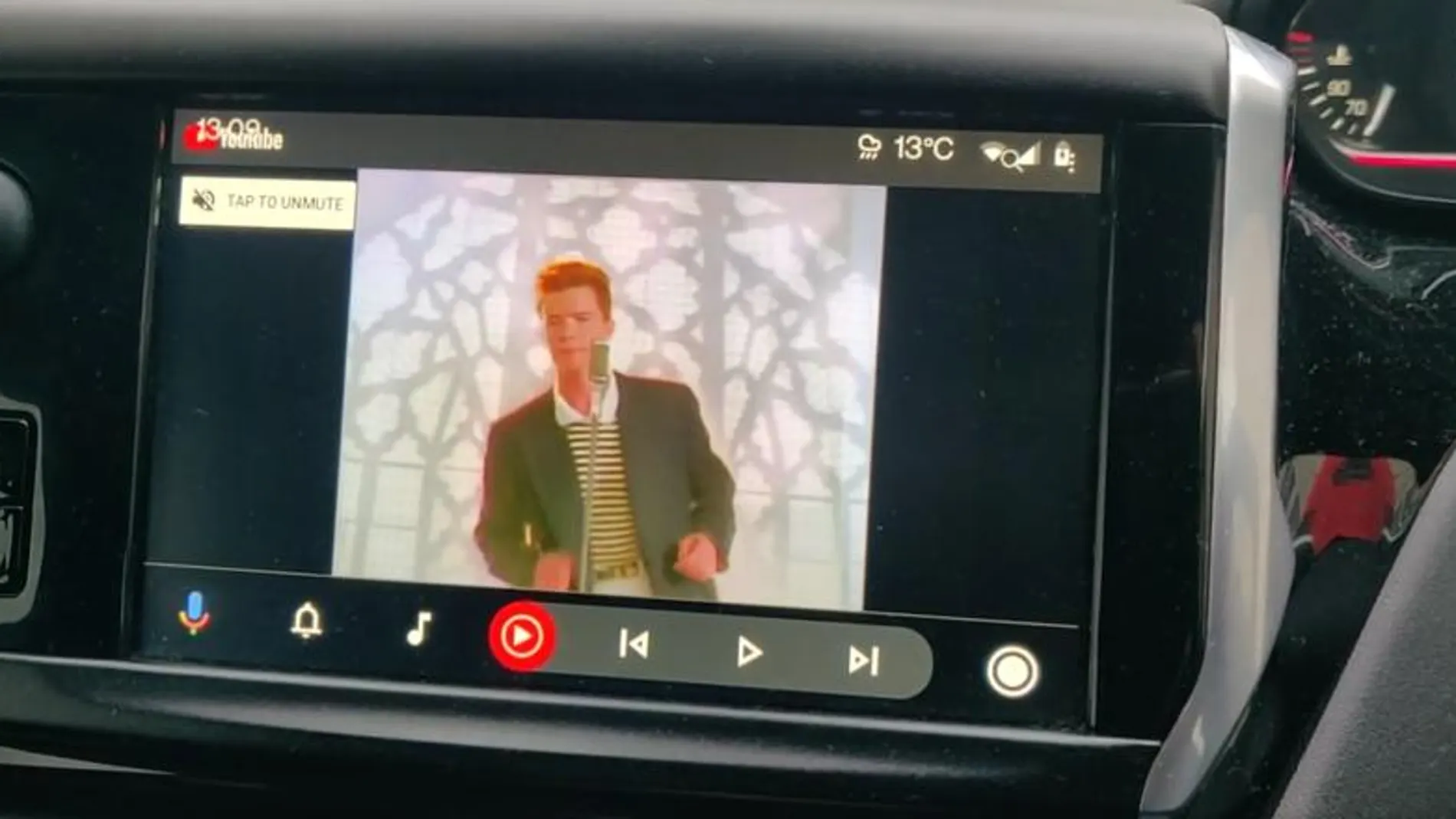YouTube en la pantalla de tu vehículo vía Rick Astley.