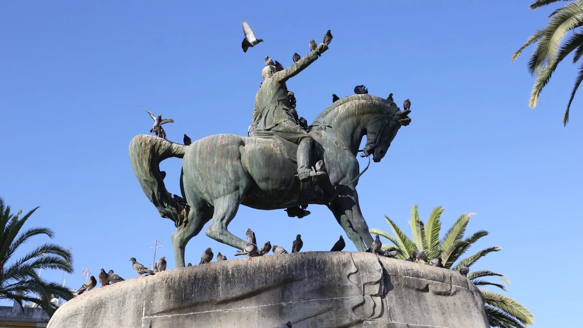 Monumento en bronce al general Varela en San Fernando obra del escultor Aniceto Marinas