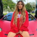 Karol G con uno de sus Ferrari