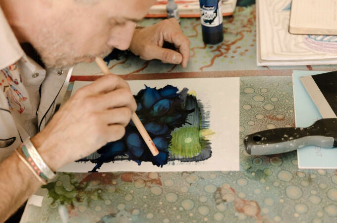 Hunter Biden, el hijo del presidente de Estados Unidos, pintando en su estudio
