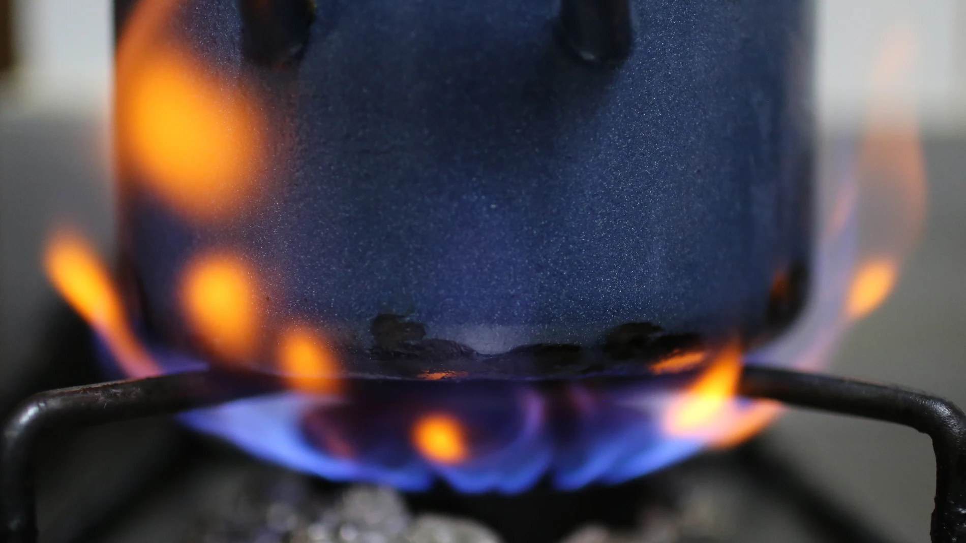 Una olla es calentada sobre el fuego de una cocina de gas
