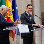 El primer ministro de Portugal, Antonio Costa (i) y el presidente del Gobierno, Pedro Sánchez (d)