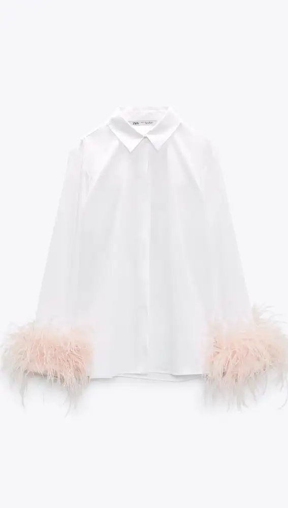 Camisa popelín blanca con detalle de plumas rosas en los puños, de Zara