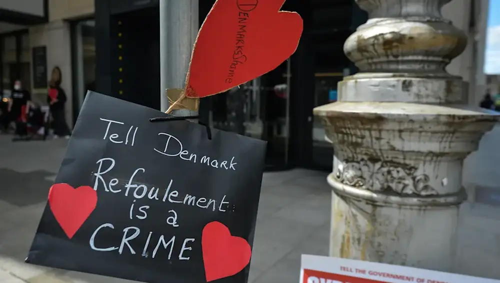 &quot;Di a Dinamarca que la devolución de refugiados es un crimen&quot; dice el cartel