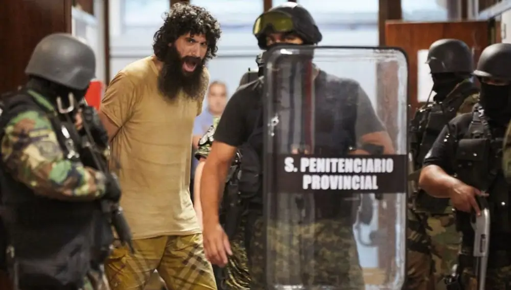 Gil Pereg,fue desalojado del juicio por varios agentes porque no paraba de maullar