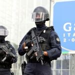 Carabinieri miembros del "Equipo de Intervención Rápida" vigilan la entrada de la cumbre del G-20 hoy en Roma
