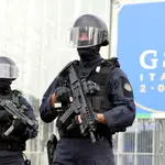 Carabinieri miembros del &quot;Equipo de Intervención Rápida&quot; vigilan la entrada de la cumbre del G-20 hoy en Roma
