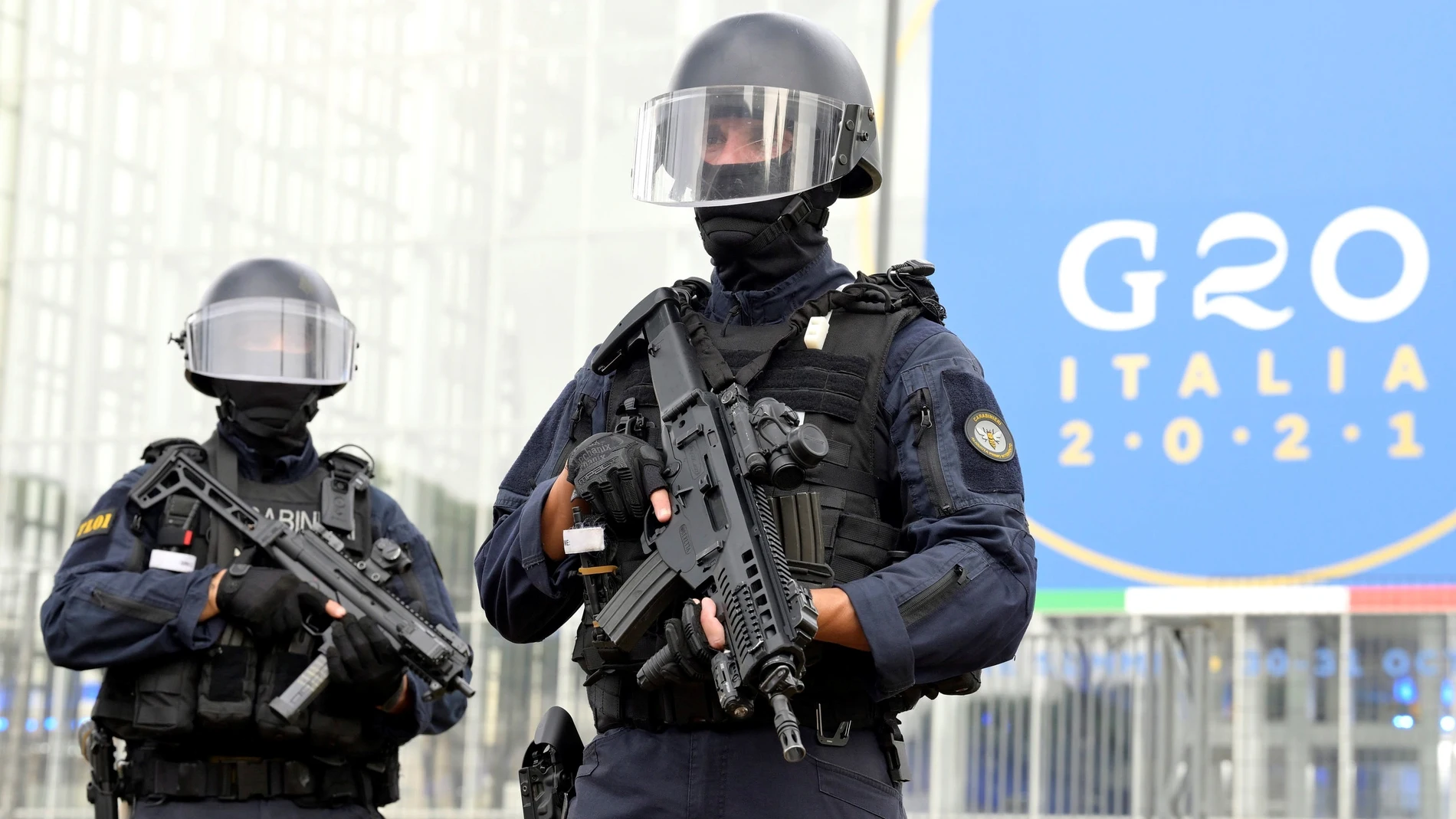Carabinieri miembros del "Equipo de Intervención Rápida" vigilan la entrada de la cumbre del G-20 hoy en Roma
