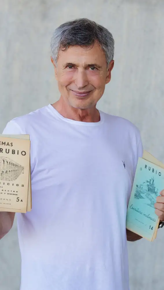 Enrique Rubio, responsable de la editorial, con varios cuadernos de hace años