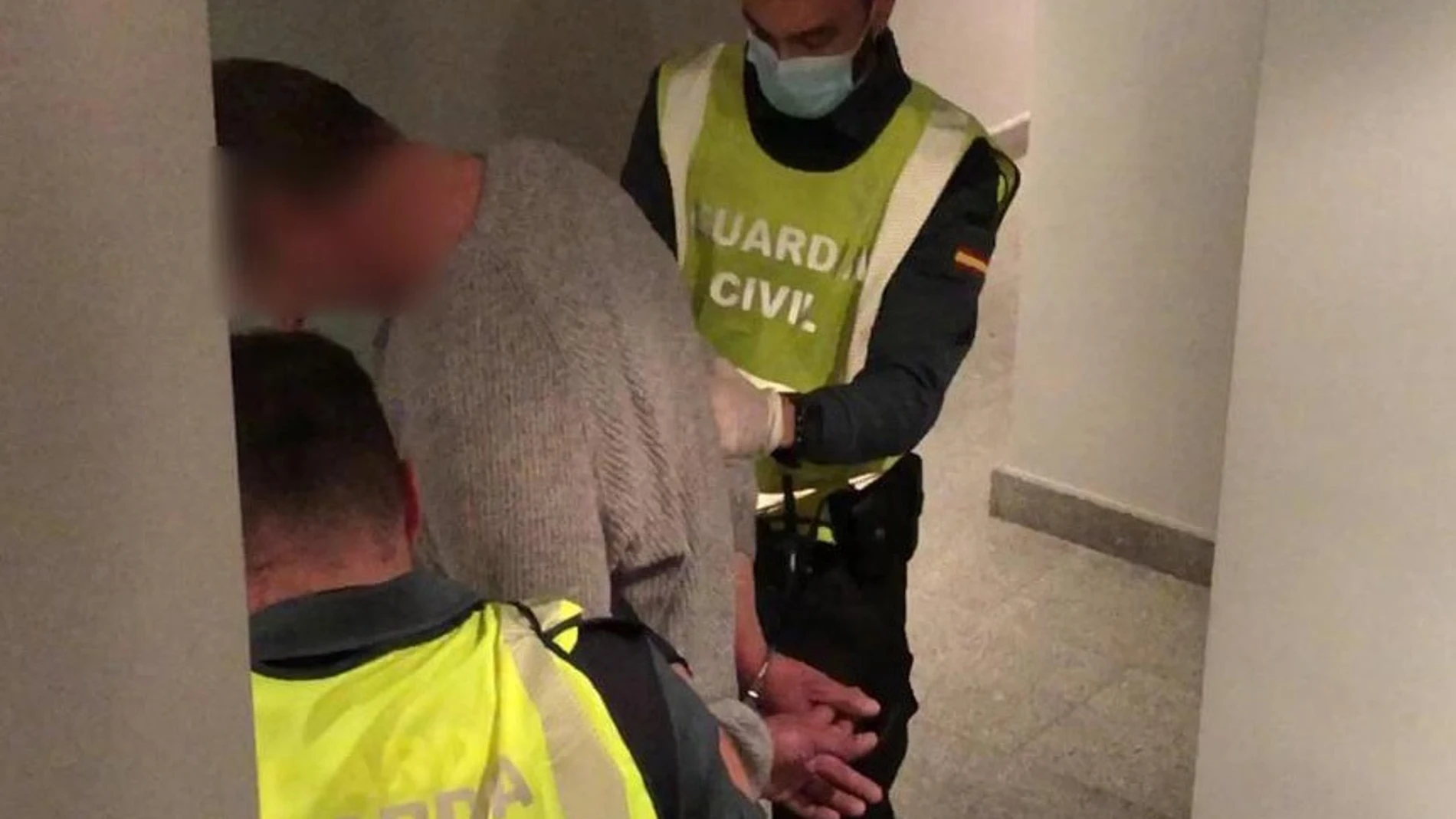 Momento en el que la Guardia Civil detiene al acusado de asesinar anoche a un niño de 9 años en Lardero