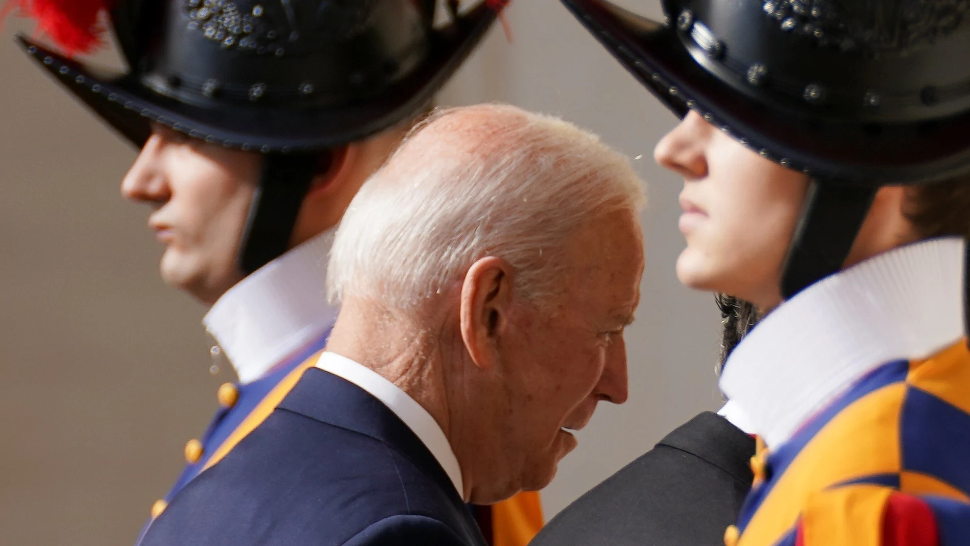 El presidente Joe Biden llega al Vaticano para una visita privada con el Papa Francisco