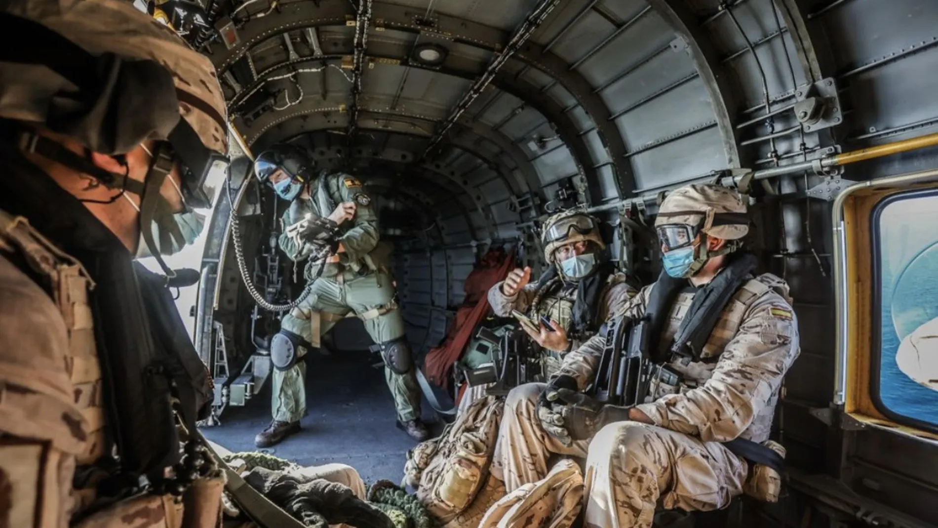 Varios efectivos de la Armada durante las maniobras «Flotex»