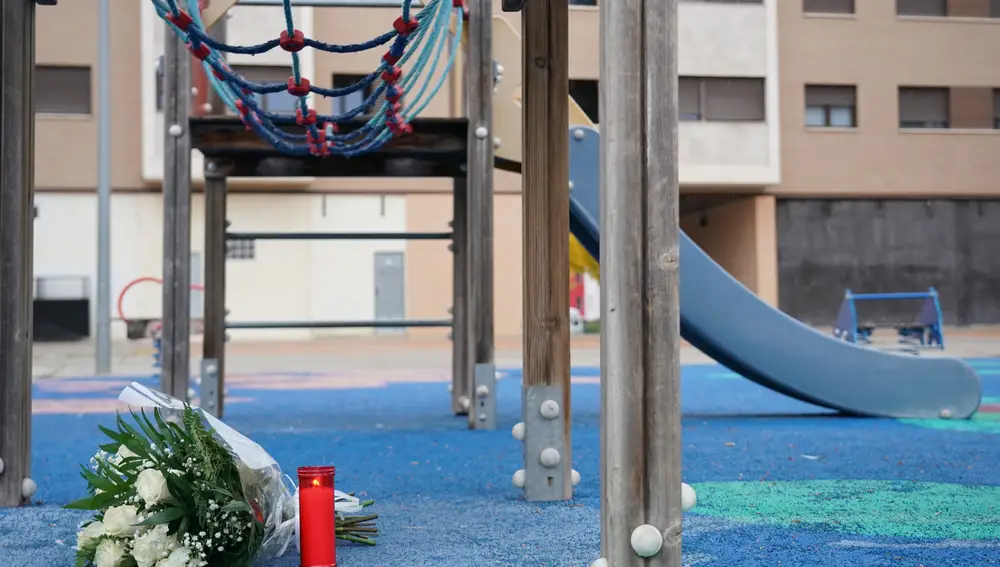 Un ramo de flores y una vela en el parque donde fue secuestrado un niño de 9 años en Lardero, La Rioja