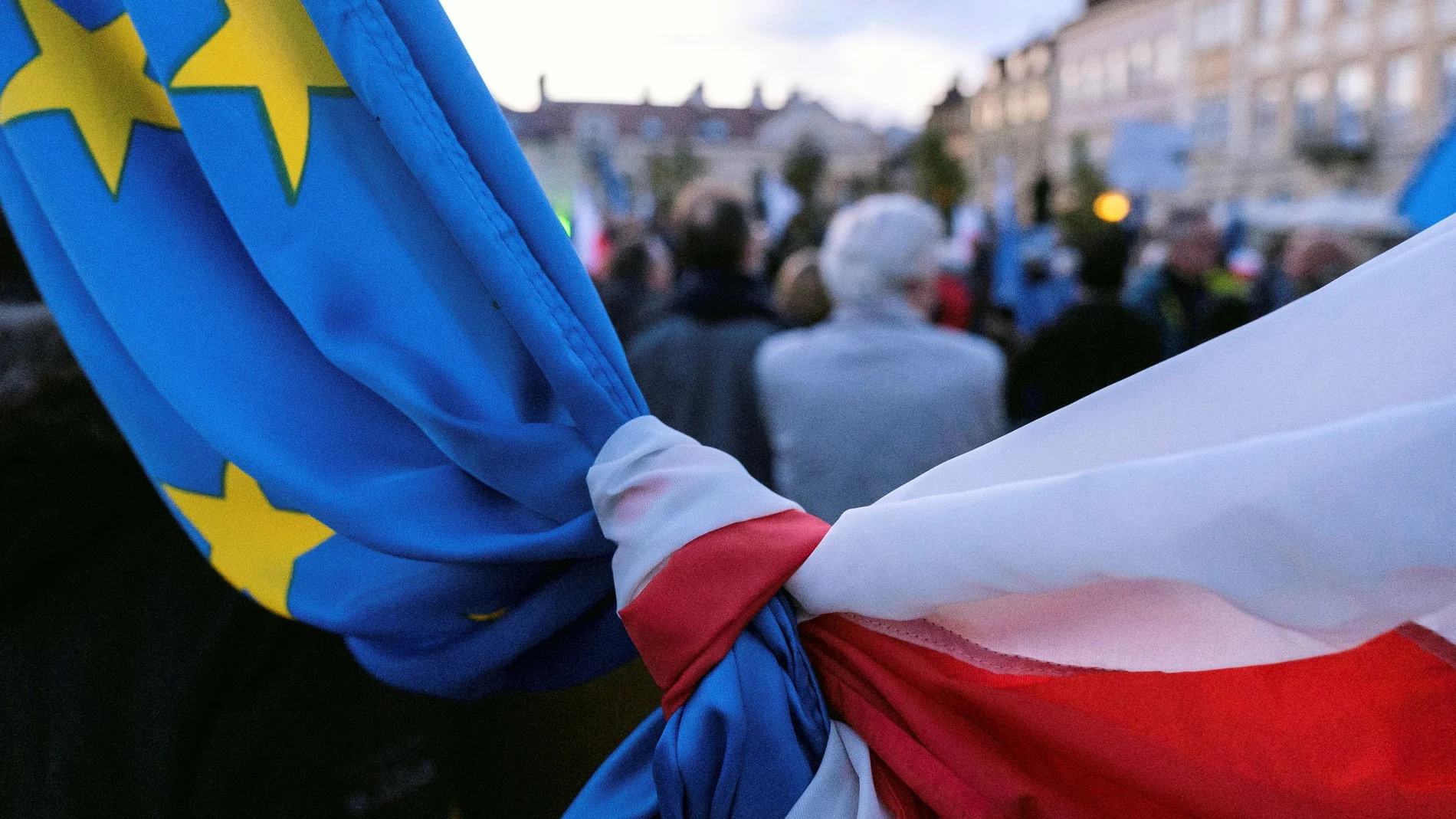 Las banderas de Polonia y la UE unidas en una manifestación a favor de la UE