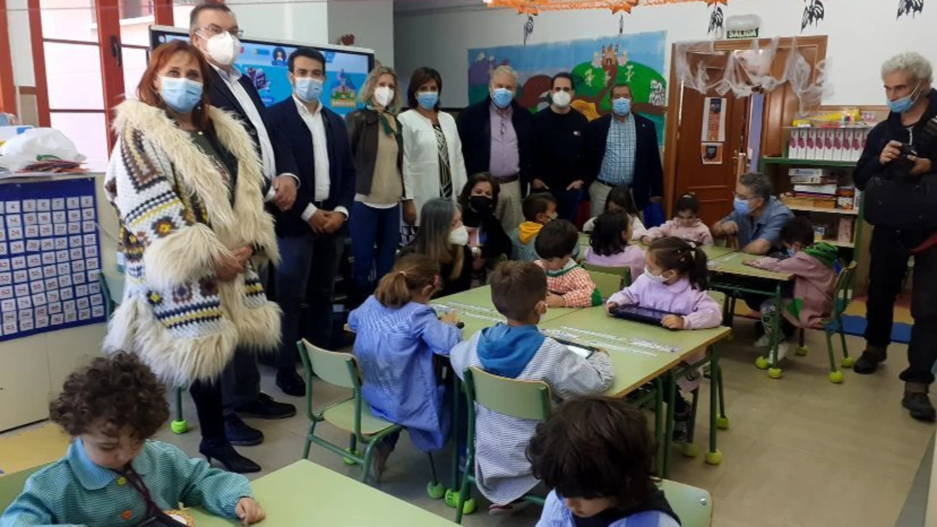 Responsables de la cadena de supermercados Lupa hacen entrega de nuevo material didáctico a las cuatro escuelas del municipio de Sariegos (León)