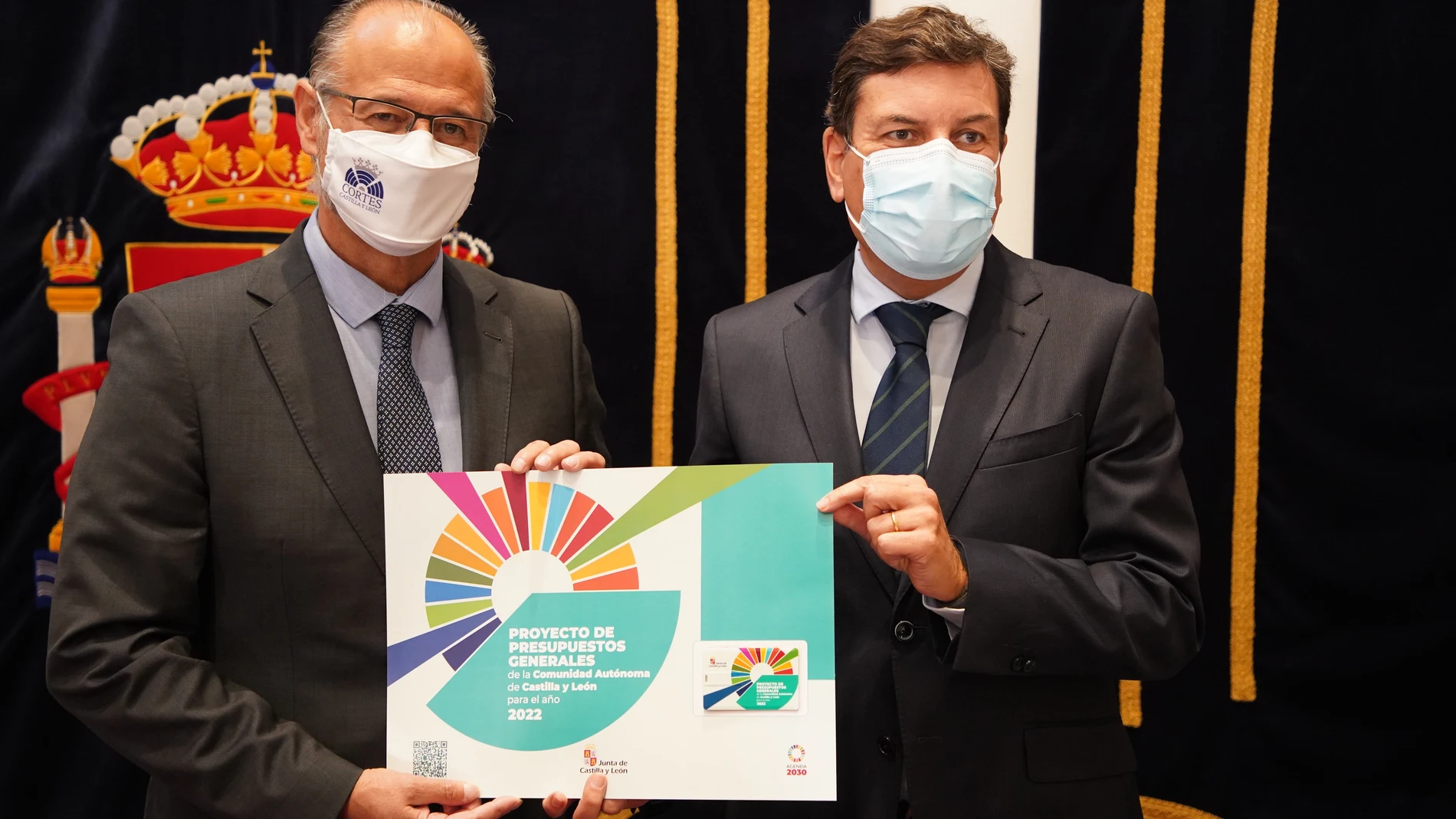 El consejero de Economía y Hacienda, Carlos Fernández Carriedo, entrega el proyecto de presupuestos al presidente de las Cortes de Castilla y León, Luis Fuentes
