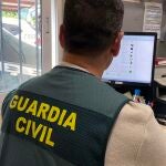 Un agente de la Guardia Civil, durante la operación