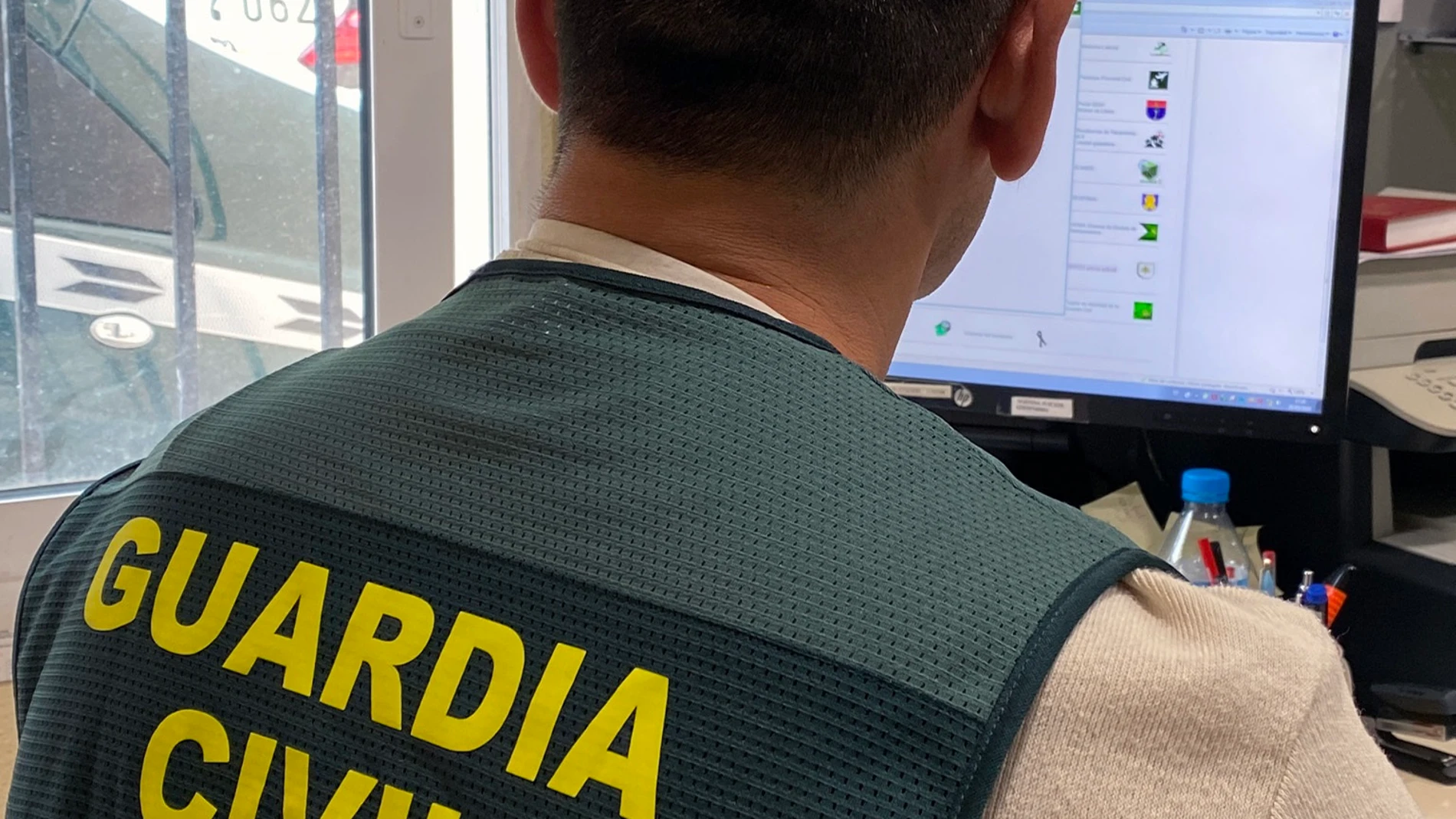 Un agente de la Guardia Civil, durante la operación