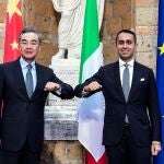 Los ministros de Exteriores de Italia y China, Luigi Di Maio y Wang Yi, en el G20 en Roma