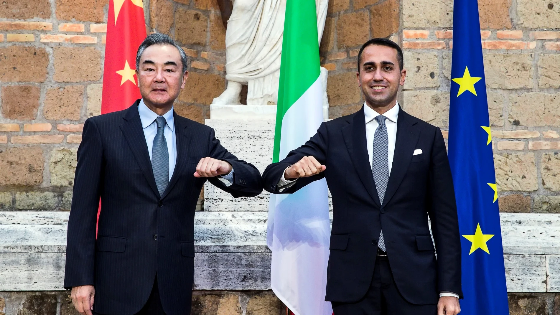 Los ministros de Exteriores de Italia y China, Luigi Di Maio y Wang Yi, en el G20 en Roma