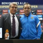 El presidente del FC Barcelona, Joan Laporta, al lado de Sergi Barjuan, que será el entrenador interino hasta que contraten a otro tras la salida de Koeman