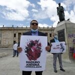 -FOTODELDÍA- BOG200. BOGOTÁ (COLOMBIA), 28/10/2021.- Ciudadanos venezolanos protestan en la Plaza de Bolívar por la visita que hará el fiscal general de la Corte Penal Internacional (CPI), Karim Khan, a Venezuela en los próximos días, este jueves en Bogotá (Colombia). El fiscal general de la Corte Penal Internacional (CPI), Karim Khan, se encuentra en Colombia donde firmó el cierre del examen preliminar del caso por supuestos crímenes de guerra y de lesa humanidad cometidos durante el conflicto armado. EFE/ Mauricio Dueñas Castañeda