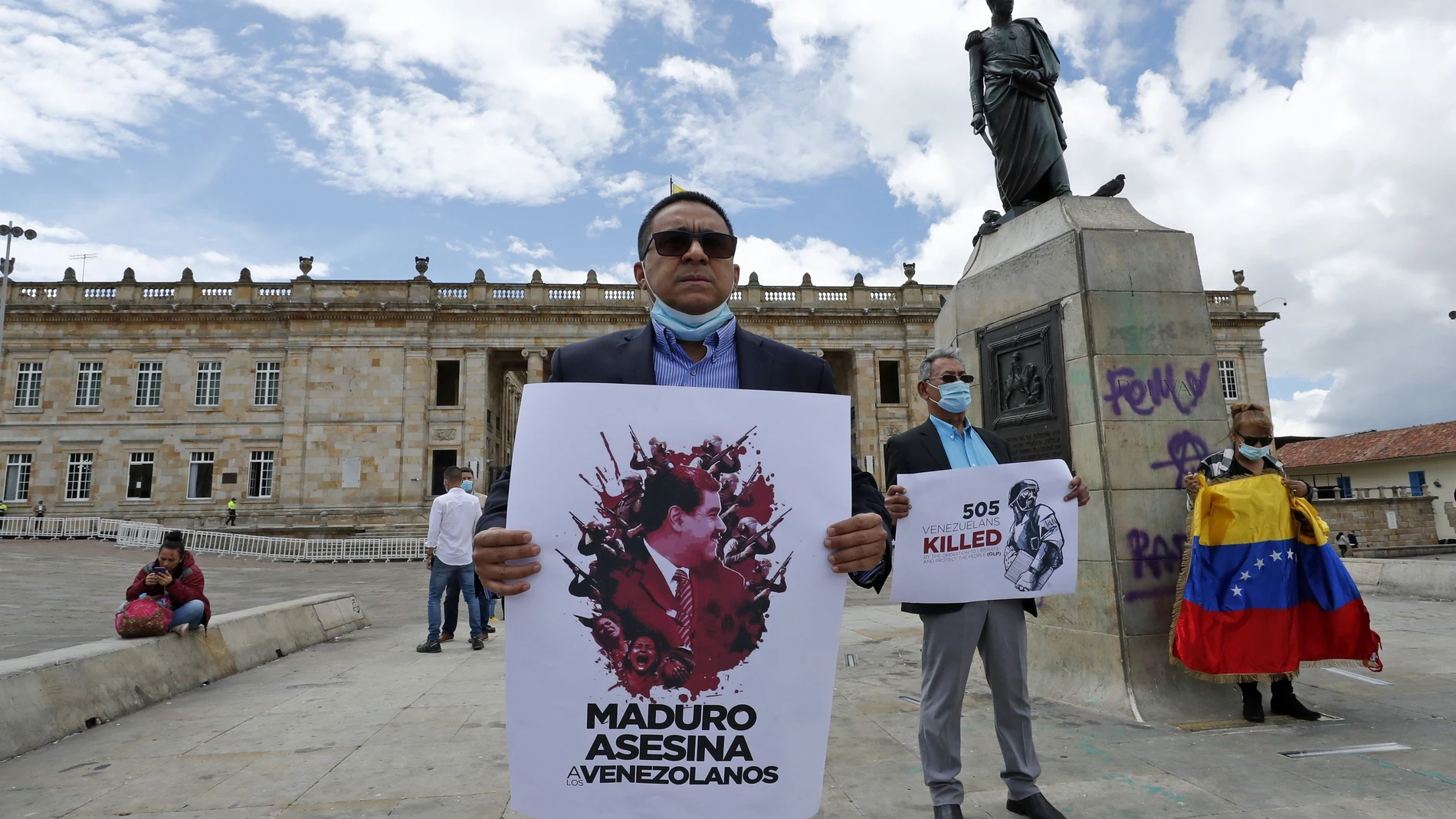 -FOTODELDÍA- BOG200. BOGOTÁ (COLOMBIA), 28/10/2021.- Ciudadanos venezolanos protestan en la Plaza de Bolívar por la visita que hará el fiscal general de la Corte Penal Internacional (CPI), Karim Khan, a Venezuela en los próximos días, este jueves en Bogotá (Colombia). El fiscal general de la Corte Penal Internacional (CPI), Karim Khan, se encuentra en Colombia donde firmó el cierre del examen preliminar del caso por supuestos crímenes de guerra y de lesa humanidad cometidos durante el conflicto armado. EFE/ Mauricio Dueñas Castañeda
