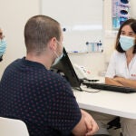 La doctora González pasa consulta al primer paciente pediátrico al que se le ha administrado el tratamiento trombolítico intravenoso en Cataluña