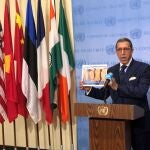 El embajador de Marruecos ante la ONU, Omar Hilale, muestra unas fotografías de lo que llama "niños soldados" del Polisario