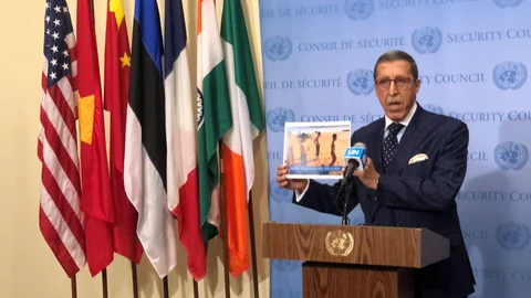 El embajador de Marruecos ante la ONU, Omar Hilale, muestra unas fotografías de lo que llama "niños soldados" del Polisario