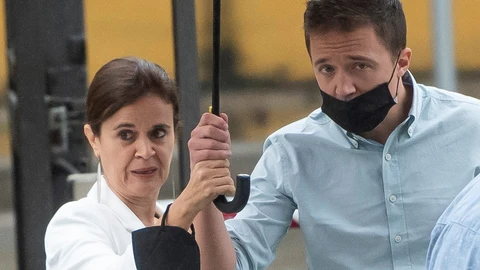 SEVILLA, 30/10/2021.- La coordinadora general de Más País Andalucía, Esperanza Gómez (ci), y el portavoz parlamentario de Más País, íñigo Errejón (d), a su llegada a la II Asamblea de Más País Andalucía, que se celebra en Sevilla, este sábado. Errejón ha calificado de "enrevesada y recargada" la polémica en torno a la reforma laboral, y ha considerado que terminará "cuando (Pedro) Sánchez hable con claridad". EFE/ Raúl Caro.