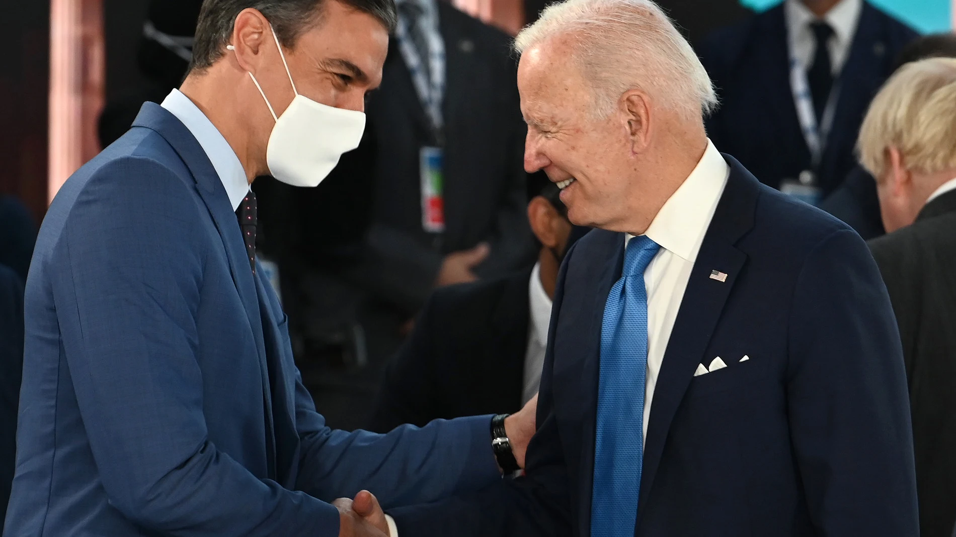 El presidente del Gobierno, Pedro Sánchez, conversa con el presidente de Estados Unidos, Joe Biden, durante la cumbre del G20 en 2021